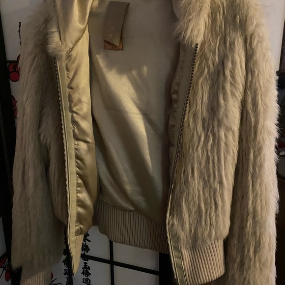 Warm up in this 💯 rabbit bomber style jacket with hood barely worn - Picture 9 of 10